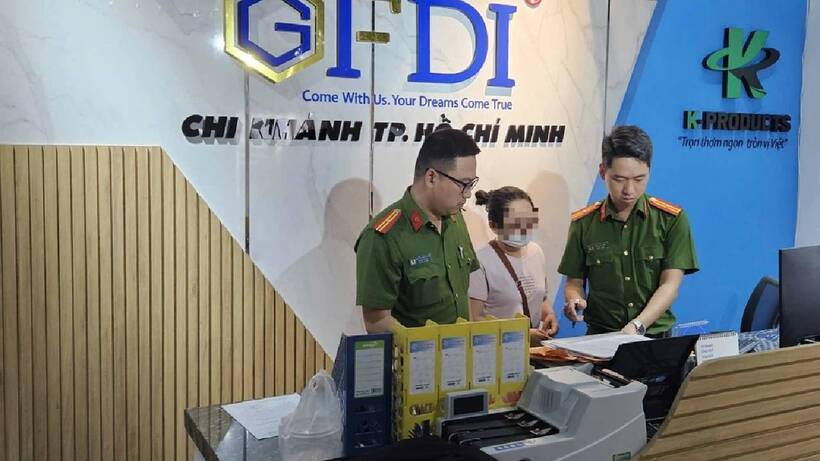 Cơ quan điều tra tiến hành khám xét chi nhánh Công ty GFDI tại TPHCM. - Ảnh: Công an Đà Nẵng.