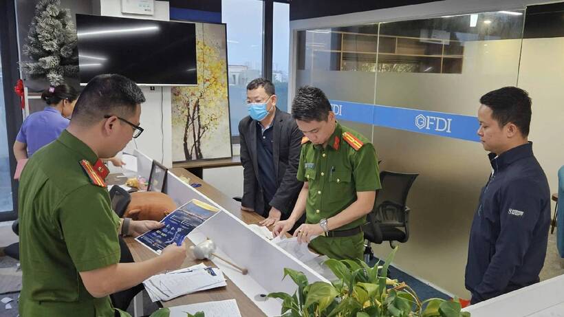 Khám xét tại chi nhánh Hà Nội. - Ảnh: Công an Đà Nẵng.