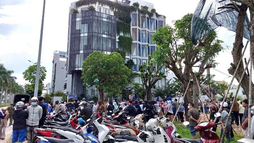 Rất đông khách hàng tập trung tại trụ sở Công ty GFDI khi cơ quan công an thực hiện lệnh khám xét ngày 8/11. - Ảnh: VTC News.