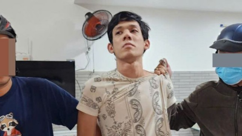 Đối tượng Đặng Nguyễn Hải Sơn (giữa) bị bắt giữ. Ảnh: Tiền Phong