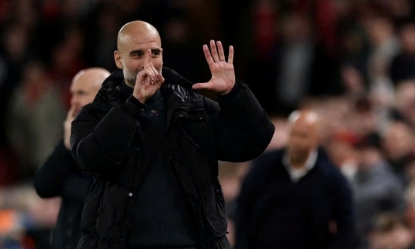 HLV Pep Guardiola giơ 6 ngón tay nhắc nhở CĐV Liverpool về 6 chức vô địch Ngoại hạng Anh mà ông đã giành được cùng Man City. Ảnh: AFP.