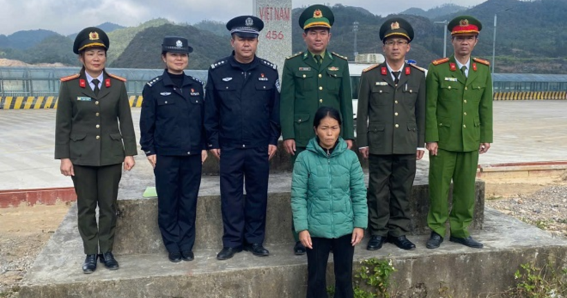 Công an huyện Mèo Vạc và Đồn Biên phòng Xín Cái tiếp nhận đối tượng truy nã Sùng Thị Mỷ. (Ảnh: Công an tỉnh Hà Giang)