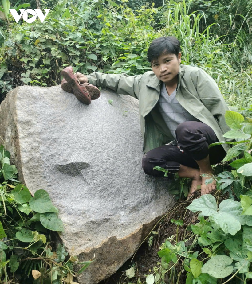 Nhiều tảng đá rất lớn lăn xuống gần nhà dân. Ảnh: VOV