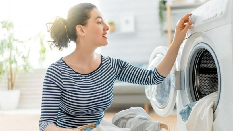 Bạn cần chú ý đến số lượng quần áo, cũng như lượng bột giặt khi sử dụng chế độ giặt nhanh. Ảnh minh họa