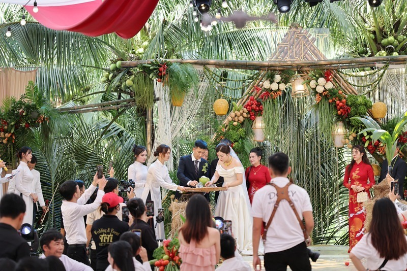 Đám cưới độc nhất vô nhị: Chú rể Bình Định "hô biến" 1 tấn rau củ thành cổng cưới độc đáo - 3