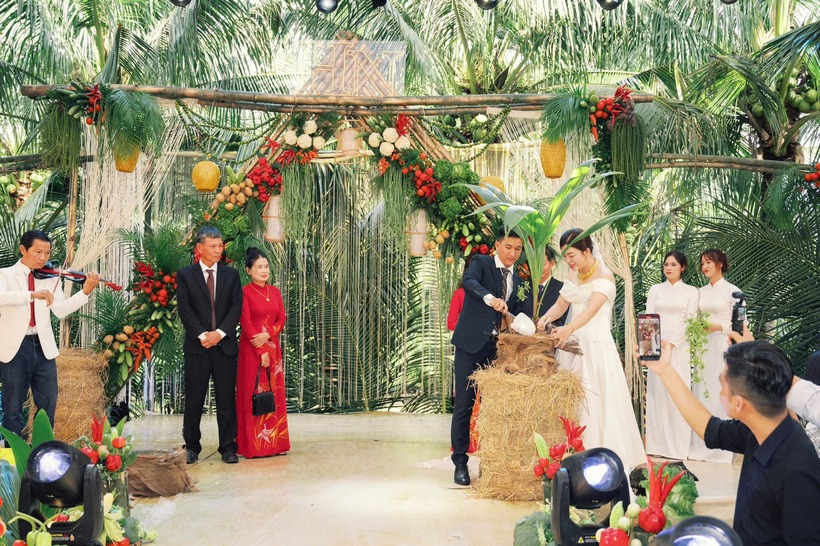 Cặp đôi còn có một số nghi thức lạ lùng như chặt dừa, uống nước dừa thay cho rót rượu mừng đám cưới. Ảnh: Vietnamnet.