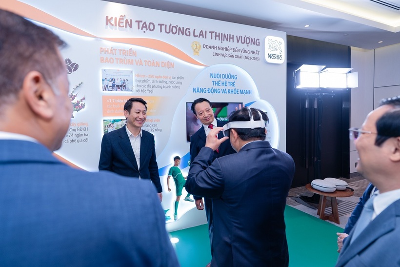Bộ trưởng Bộ Kế hoạch và Đầu tư Nguyễn Chí Dũng tham quan khu vực trải nghiệm tham quan nông trại NESCAFÉ Plan và nhà máy chế biến cà phê Nestlé Trị An bằng công nghệ thực tế ảo trong khuôn khổ Lễ cô