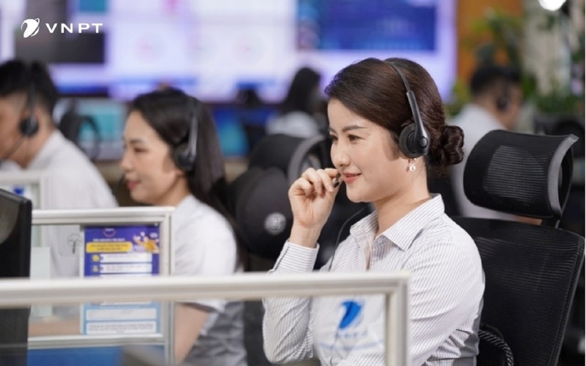 Nhân viên tổng đài VNPT đang hỗ trợ khách hàng