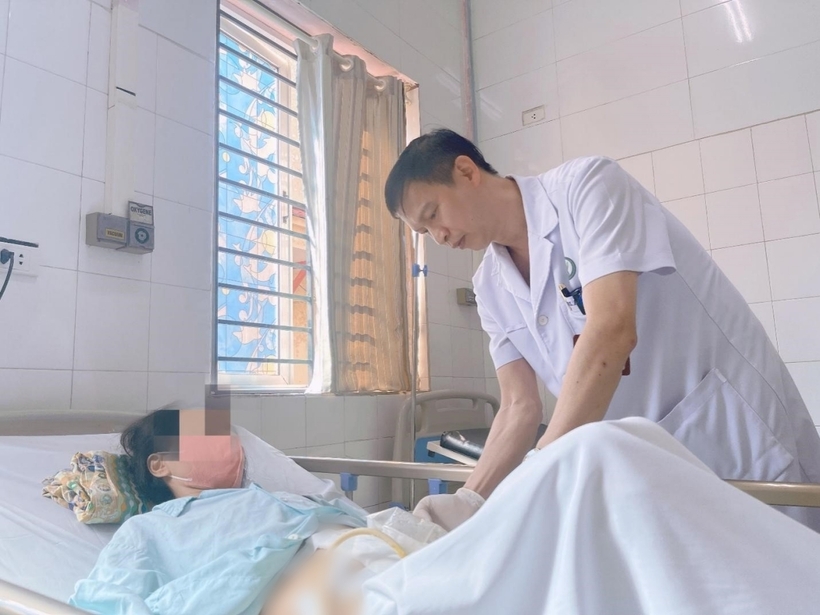 Bệnh nhân bị rò đại tràng bàng quang sau mổ ung thư cổ tử cung do tự rửa thụt đại tràng bằng nước theo hướng dẫn trên một nhóm Facebook. Ảnh: Sức Khỏe & Đời Sống