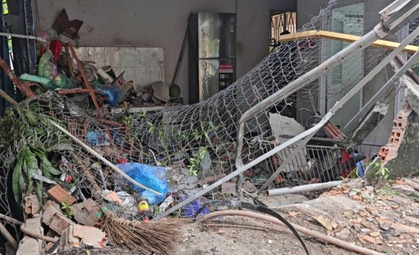 Người dân cho biết trên Thanh niên, trước đó thấy tài xế lái chiếc xe taxi công nghệ trên đậu tại khu vực này ngủ. Đến sáng 2/12 thì xảy ra sự cố trên. Trong khi đó, camera an ninh nhà dân ghi lại thời xảy ra sự cố, chiếc xe taxi công nghệ này chạy vụt qua màn hình, lao thẳng vào nhà dân. Người dân có nhà, tài sản hư hỏng trong sự cố tai nạn cũng đang dọn dẹp hiện trường, thống kê thiệt hại, để phối hợp các bên liên quan giải quyết.