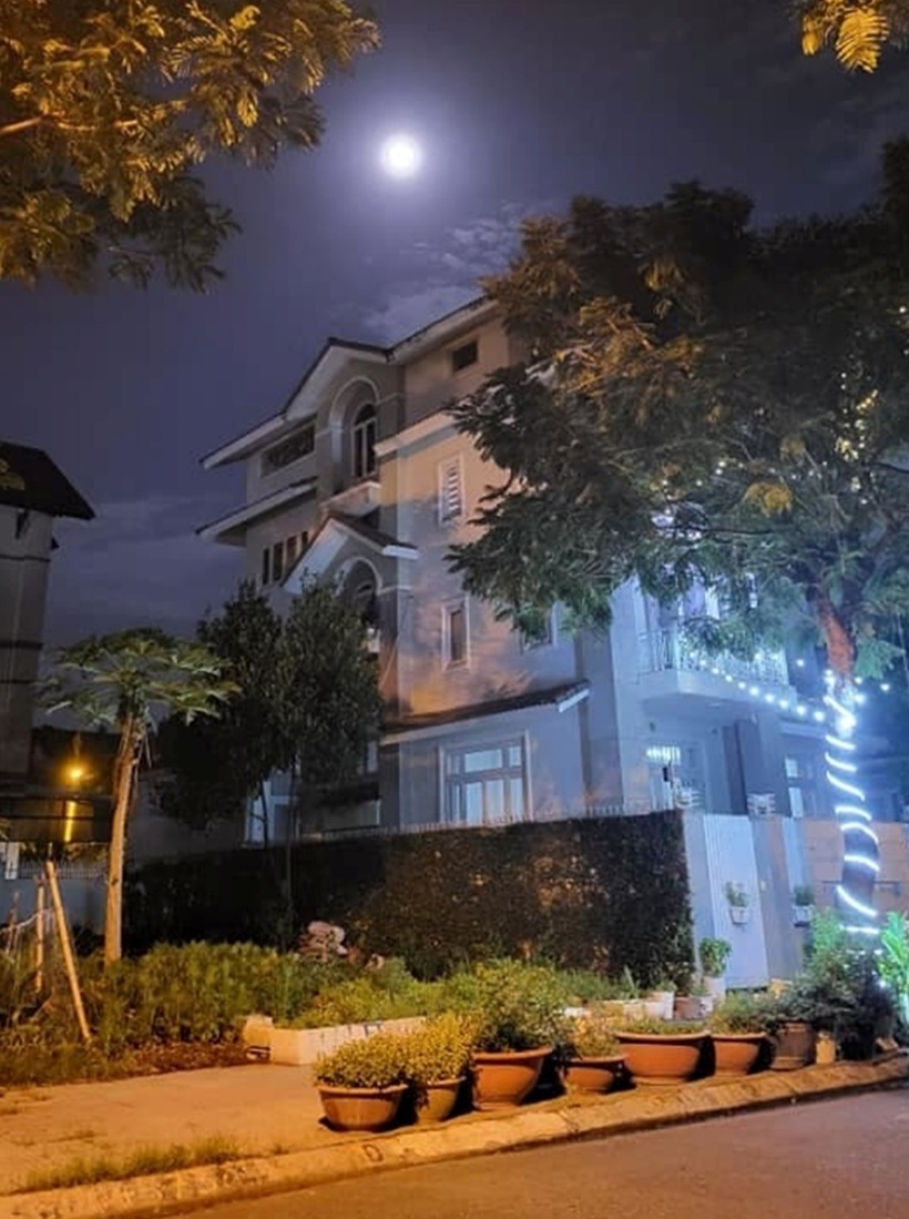 Gia đình ca sĩ Cẩm Ly hiện đang sống trong căn biệt thự có diện tích 400m2, ước tính trị giá lên tới hơn 20 tỷ đồng tại quân 7 (TP.HCM). Cô từng chia sẻ một số góc trong căn biệt thự này trên trang cá nhân.
