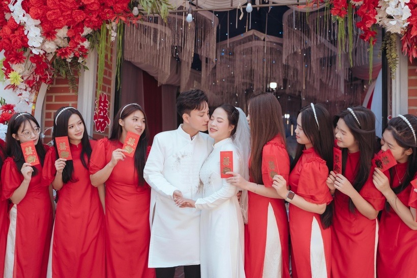 Anh Tùng không sợ mọi người bàn tán, nói mình nịnh vợ, đút thức ăn cho vợ giữa chốn đông người. Ảnh: Báo Dân trí.