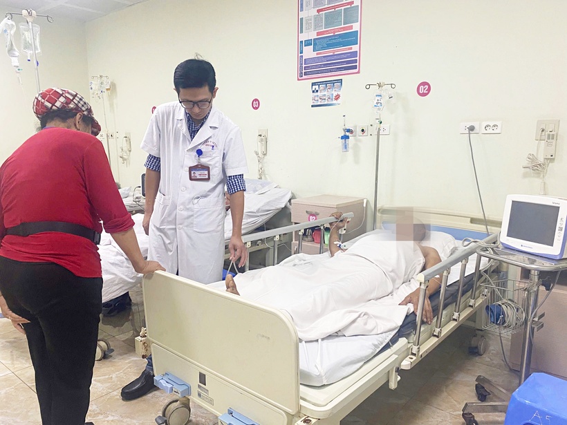 Bệnh nhân gặp chấn thương nặng nề vì thói quen xấu. Ảnh: Lê Liên