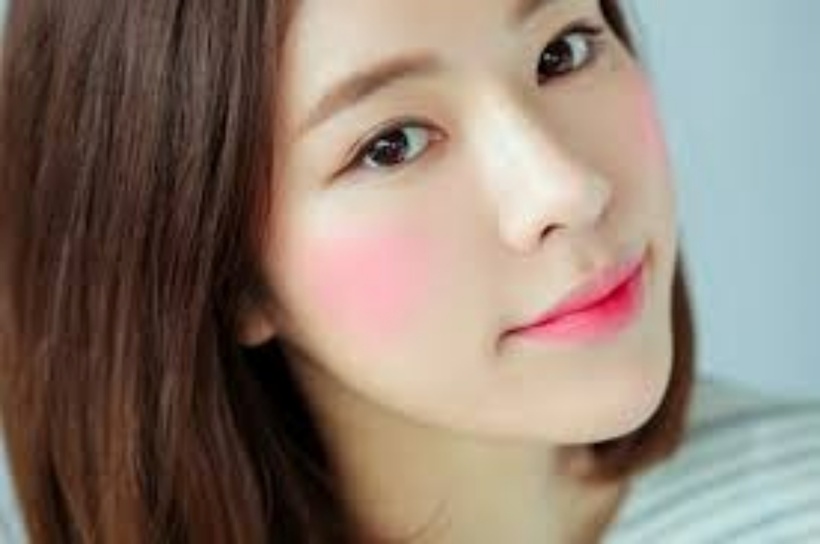 Lạm dụng phấn má, đặc biệt là các tông màu đậm, là lỗi trang điểm phổ biến khiến gương mặt trông đỏ bừng, thiếu sức sống, thậm chí giả tạo. Ảnh minh họa