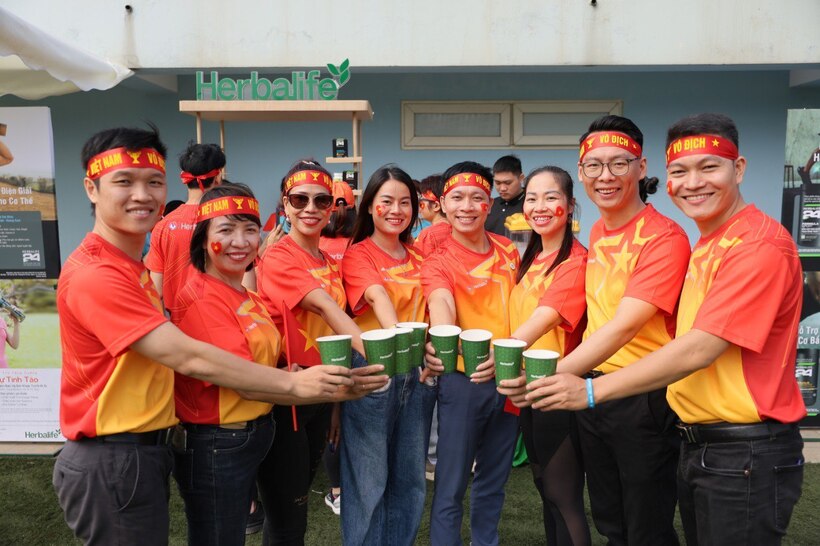 Quầy dinh dưỡng của Herbalife có mặt tại sân cỏ, thể hiện sự đồng hành và ủng hộ tinh thần cho đội tuyển bóng đá quốc gia Việt Nam