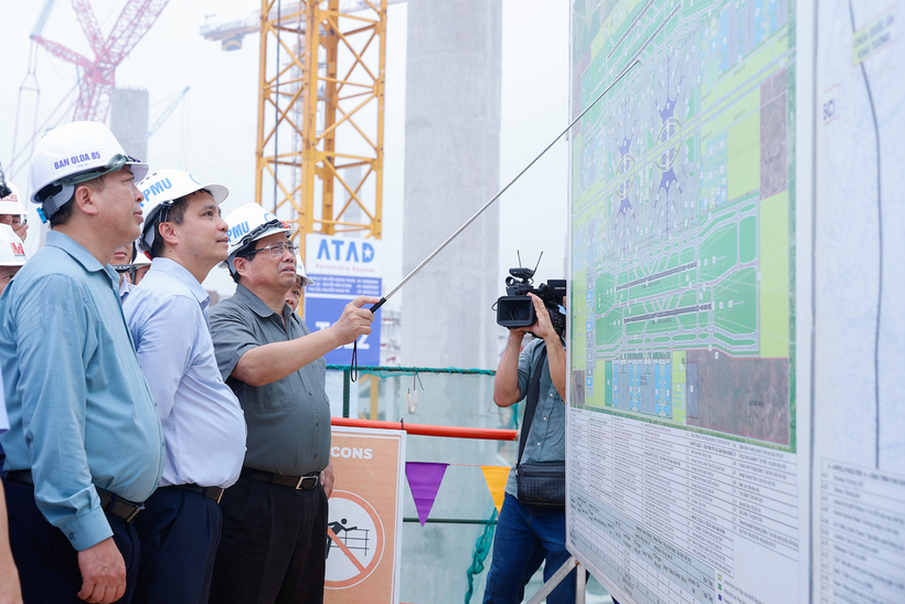 Thủ tướng kiểm tra hiện trường dự án sân bay Long Thành. Ảnh VGP