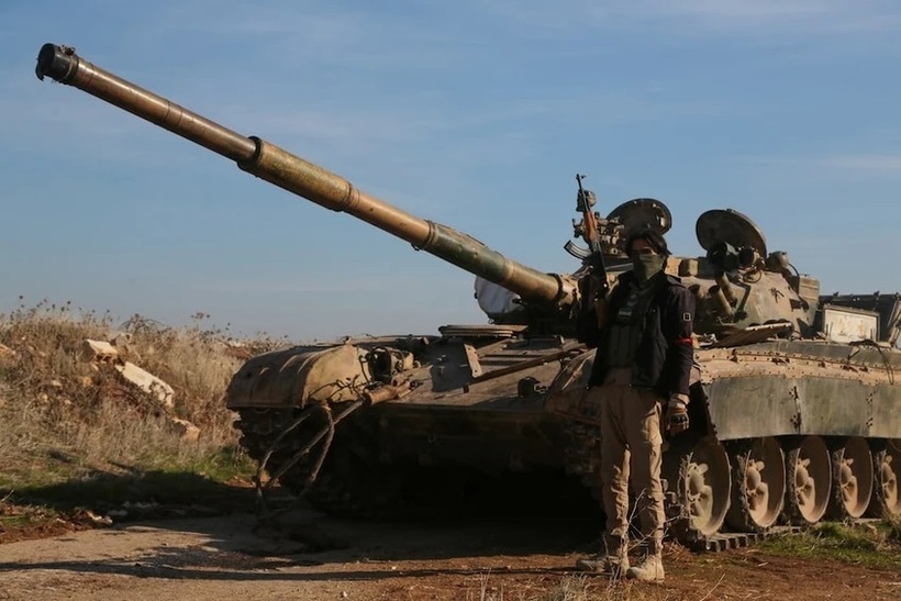 Một chiến binh của nhóm phiến quân Syria tại TP Aleppo, tỉnh Aleppo (Syria) ngày 2/12. Ảnh: Reuters