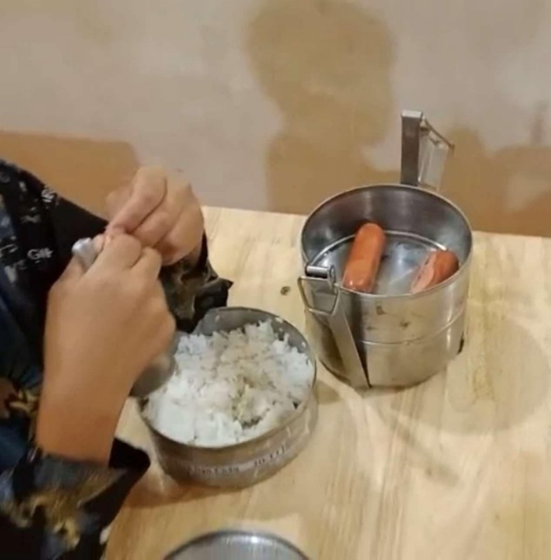 Suất ăn bán trú của trường lèo tèo chỉ có ít canh rau và 2 cái xúc xích. Ảnh: Báo Tiền phong.