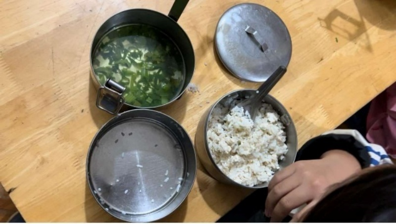 Bữa ăn không đảm bảo dinh dưỡng tại trường Phổ thông dân tộc bán trú Tiểu học Nậm Ty. Ảnh: Báo Tiền phong.