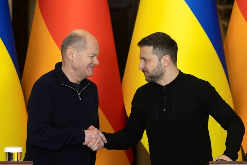 Tổng thống Ukraine Volodymyr Zelensky (bên phải) và Thủ tướng Đức Olaf Scholz. Ảnh: Reuters