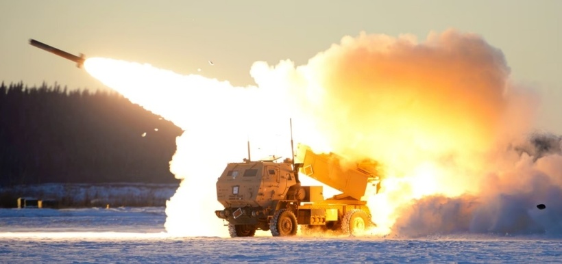 Hệ thống pháo phản lực HIMARS khai hỏa. Ảnh: Rferl.org
