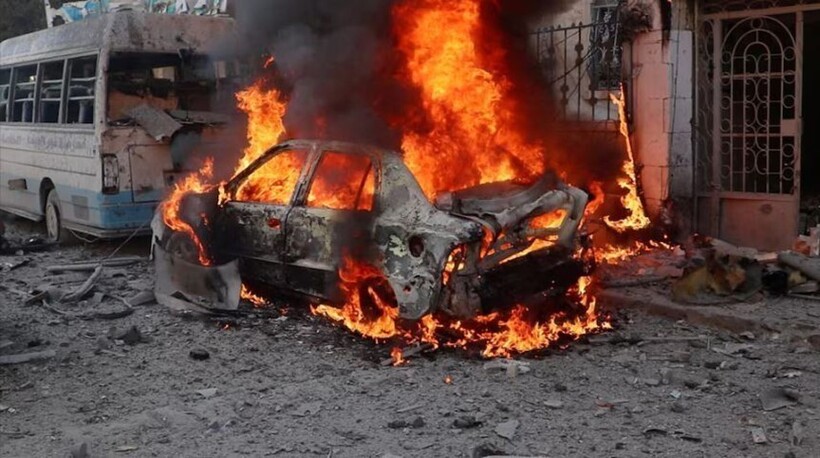Phương tiện bị phá hủy trong một vụ tấn công ở thành phố Idlib, Syria ngày 1/12/2024. Ảnh: Reuters/TTXVN