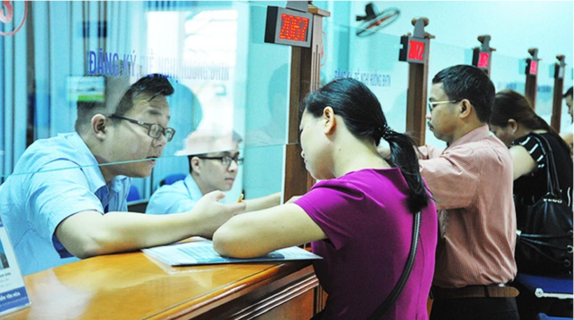 Người lao động làm bảo hiểm thất nghiệp tại trung tâm giới thiệu việc làm Hà Nội.