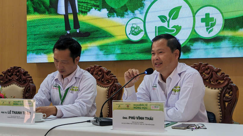 Các bác sỹ nông học nhiệt tình trả lời các thắc mắc của bà con nông dân