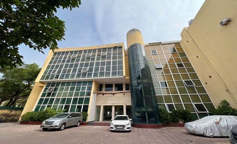 Tại tòa nhà ở số 5 Nguyễn Trãi, Hà Đông, hiện một phần tòa nhà trên cũng đang bị bỏ hoang, nhiều phần kính bị vỡ. (Ảnh: VTC News)