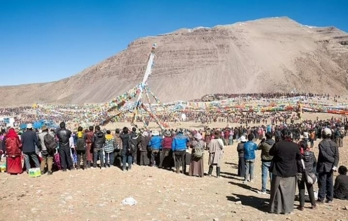 Núi Kailash vẫn chào đón hàng nghìn du khách tới tham quan mỗi năm. Ảnh: Daily Mail