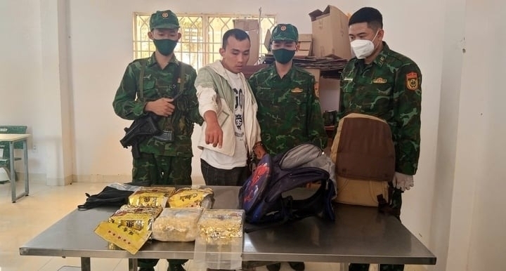 Đối tượng Huỳnh Thiện Đức bị bắt quả tang vận chuyển hơn 10 kg ma túy. Ảnh: VTC News