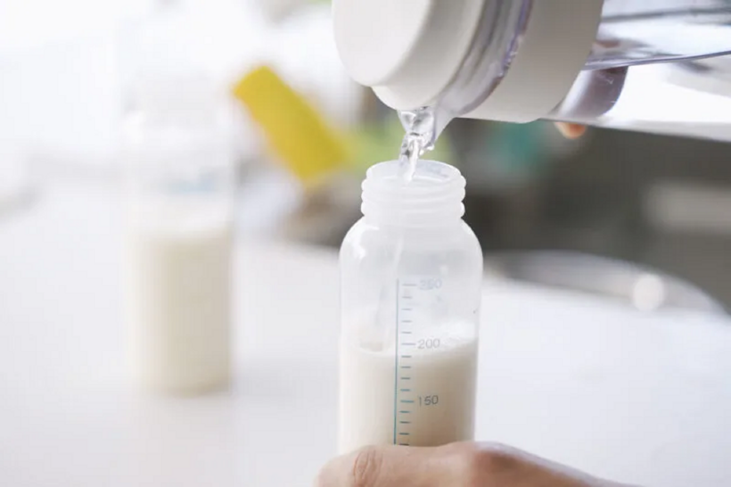 Nước pha sữa cho trẻ cần đun sôi ít nhất 1-3 phút để tiêu diệt các vi khuẩn, virus và mầm bệnh khác có thể có trong nước.