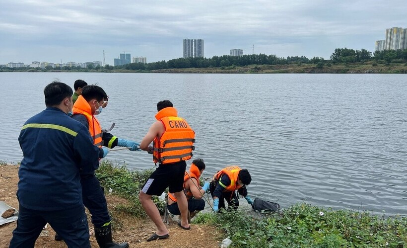 Lực lượng chức năng tiến hành đưa thi thể nạn nhân lên bờ. Ảnh: Dân trí