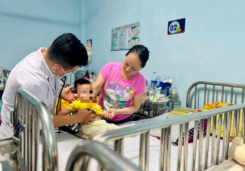 Bệnh nhi mắc sởi ở các tỉnh phía Nam tăng vọt. Ảnh: Pháp luật TP.HCM