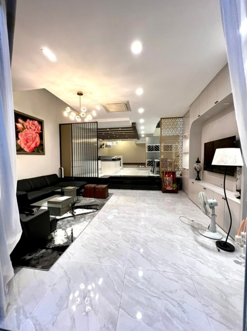 Nam ca sĩ Hồ Quang Hiếu tích lũy được khối tài sản đáng mơ ước sau hơn 10 năm hoạt động nghệ thuật. Sau khi làm đám cưới, vợ chồng anh sống tại căn biệt thự bề thế có giá trị lên đến 23 tỷ đồng nằm tại quận Gò Vấp (TP.HCM).