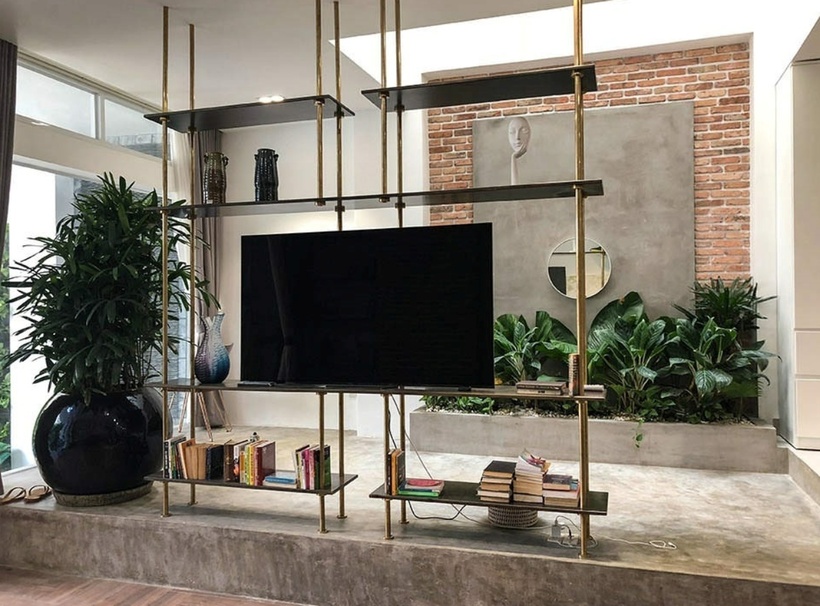 Biệt thự gồm 1 trệt 3 lầu, được thiết kế theo phong cách hiện đại với nhiều không gian mở, trồng thêm cây xanh, tạo cảm giác gần gũi với thiên nhiên. Tông màu chủ đạo của biệt thự là xám, nâu và trắng.