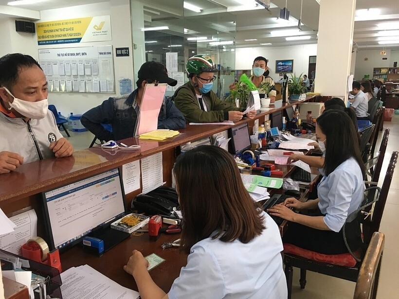 Người dân tham gia BHXH tại cơ quan BHXH TPHCM. Ảnh: T.D.