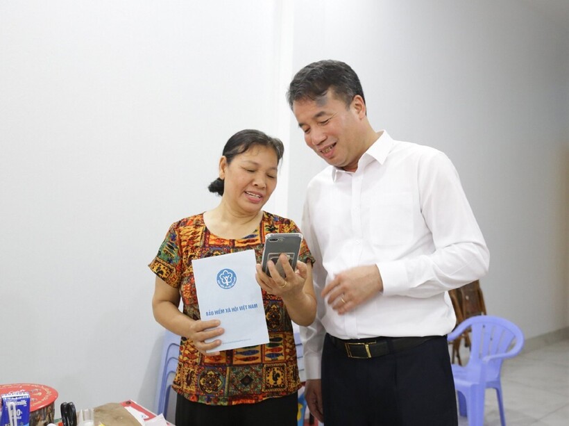 Ngay trong đầu giờ chiều ngày 1/7, bà Lê Thị Chí đã nhận lương hưu qua tài khoản ATM với số tiền 2.344.400 đồng