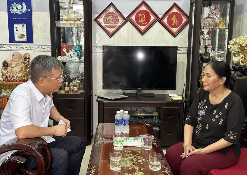 Ông Trần Đình Liệu - Phó Tổng Giám đốc BHXH Việt Nam thăm hỏi người dân tại quận 7, TP.HCM