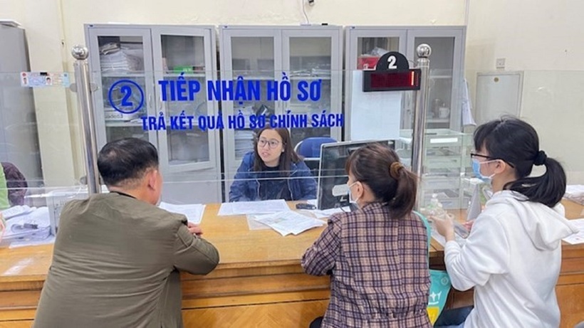 Cán bộ BHXH Việt Nam tư vấn về chế độ BHXH bắt buộc cho người dân. Ảnh: Hà Anh.