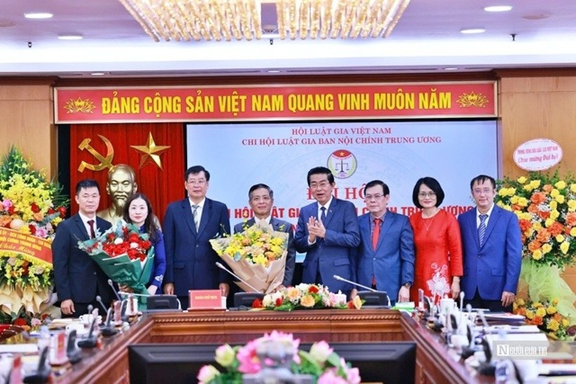 TS.Trần Công Phàn và TS. Võ Văn Dũng tặng hoa chúc mừng BCH khóa I Chi hội Luật gia Ban Nội chính Trung ương.