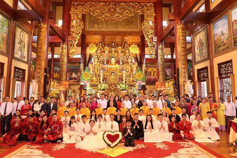 Cặp đôi Chính Trương và Thu Hường tổ chức lễ hằng thuận tại chùa Ba Vàng cùng 16 đôi tân lang tân nương khác. Ảnh: Vietnamnet.