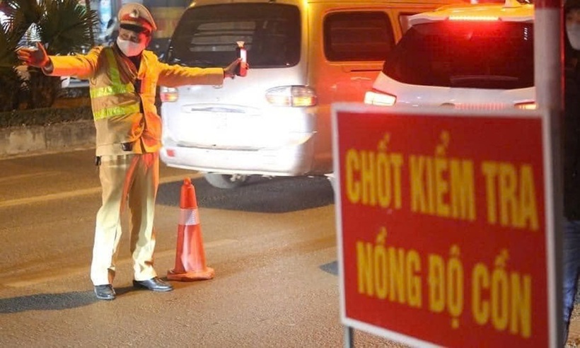 Lực lượng CSGT phân luồng giao thông, kiểm tra xử lý vi phạm nồng độ cồn, đảm bảo an ninh trật tự.