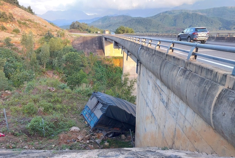 May mắn tài xế thoát được ra ngoài. (Ảnh: VietnamNet)