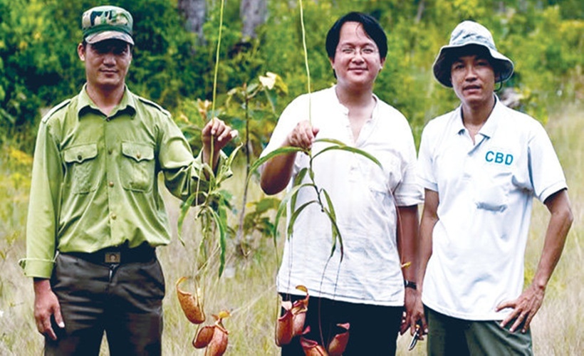 François Sockhom Mey (giữa) và nhân viên kiểm lâm tại Lò Gò-Xa Mát với “chiến lợi phẩm” trên tay là những cây nắp ấm Thorel tìm được. (Ảnh tư liệu của Alastair Robinson)