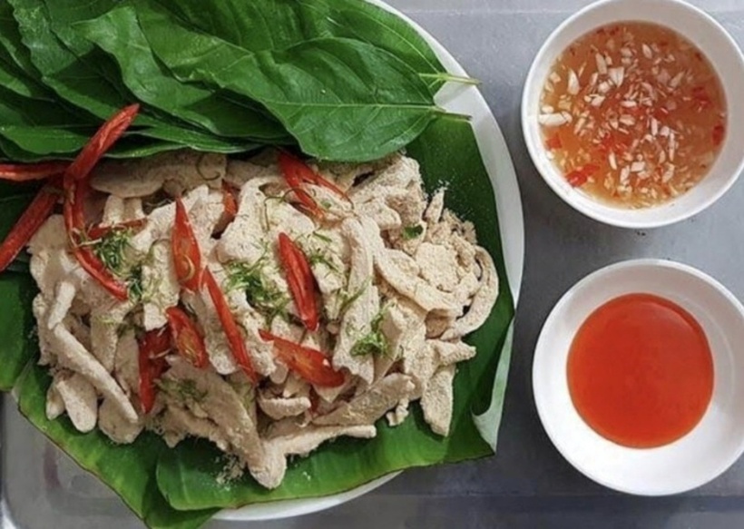 Việc uống trà từ loại lá này còn có tác dụng giảm lượng mỡ thừa trong máu, giúp cải thiện sức khỏe mạch máu và từ đó giảm nguy cơ mắc các bệnh về tim mạch. Ảnh minh họa