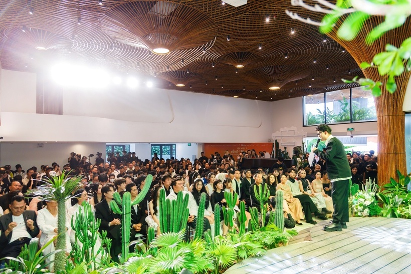 Họp báo được tổ chức quy mô, chỉn chu và sử dụng đến 100 cây xương rồng.