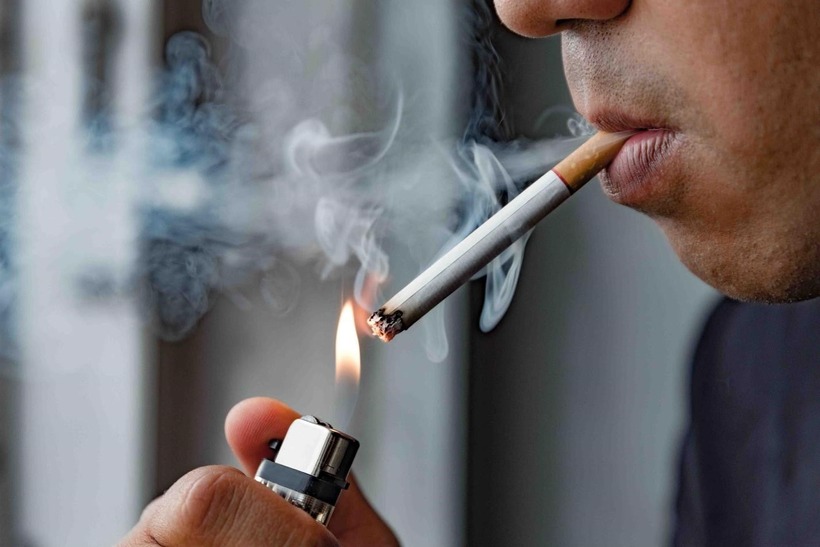 Hút thuốc và uống rượu có thể làm tăng huyết áp, dẫn đến các vấn đề về thận.