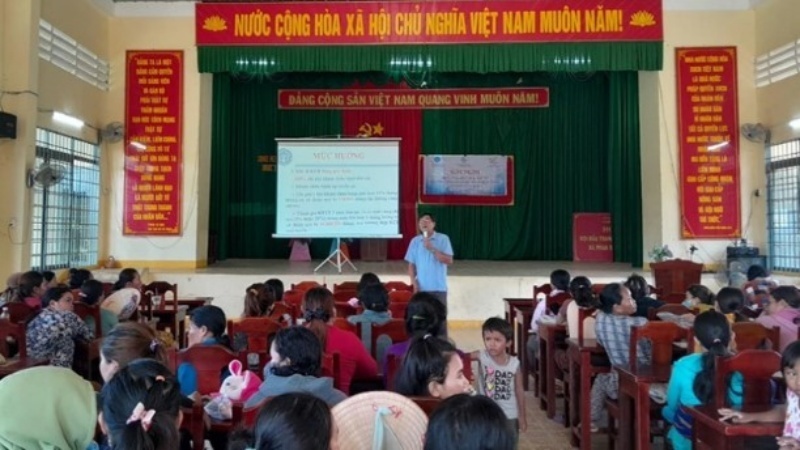 Bảo hiểm xã hội huyện Bắc Bình, tỉnh Bình Thuận, phối hợp tuyên truyền cho người dân tộc thiểu số về bảo hiểm y tế. Ảnh: Thanh Hải.
