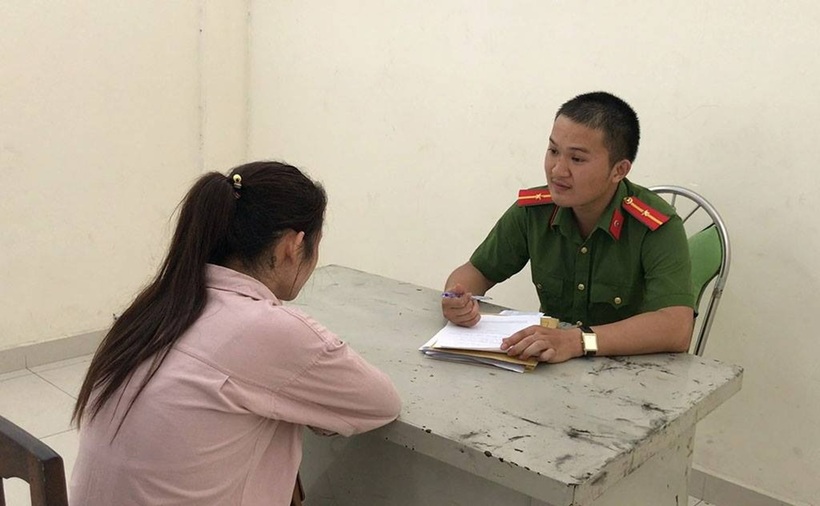 Công an lấy lời khai của đối tượng
